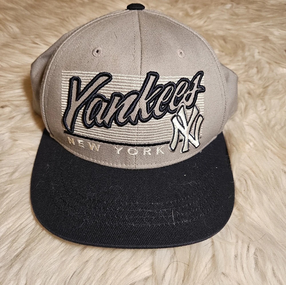 Vintage Fan Favorite New York Yankees Snapback | Gray/Navy | Adjustable |